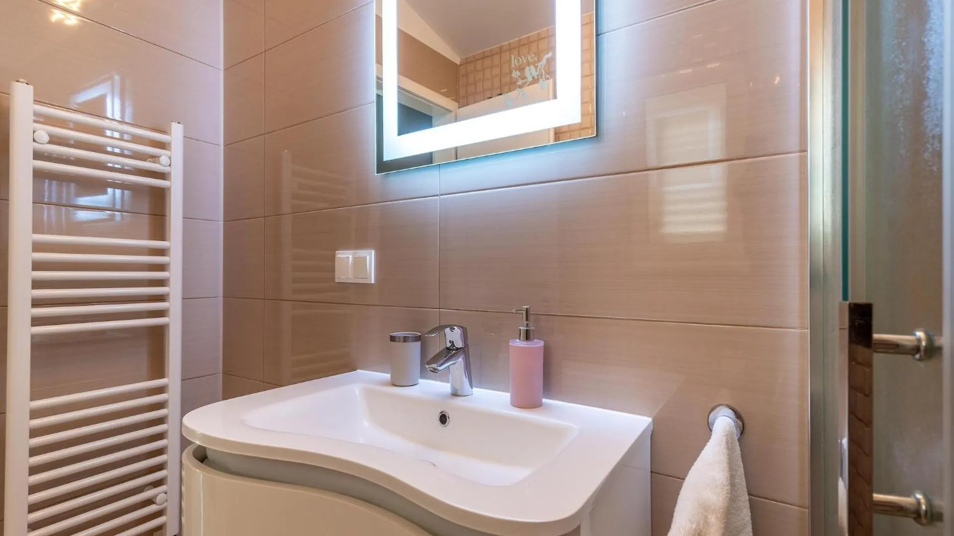 Boutique Apartment With Garden In Trogir