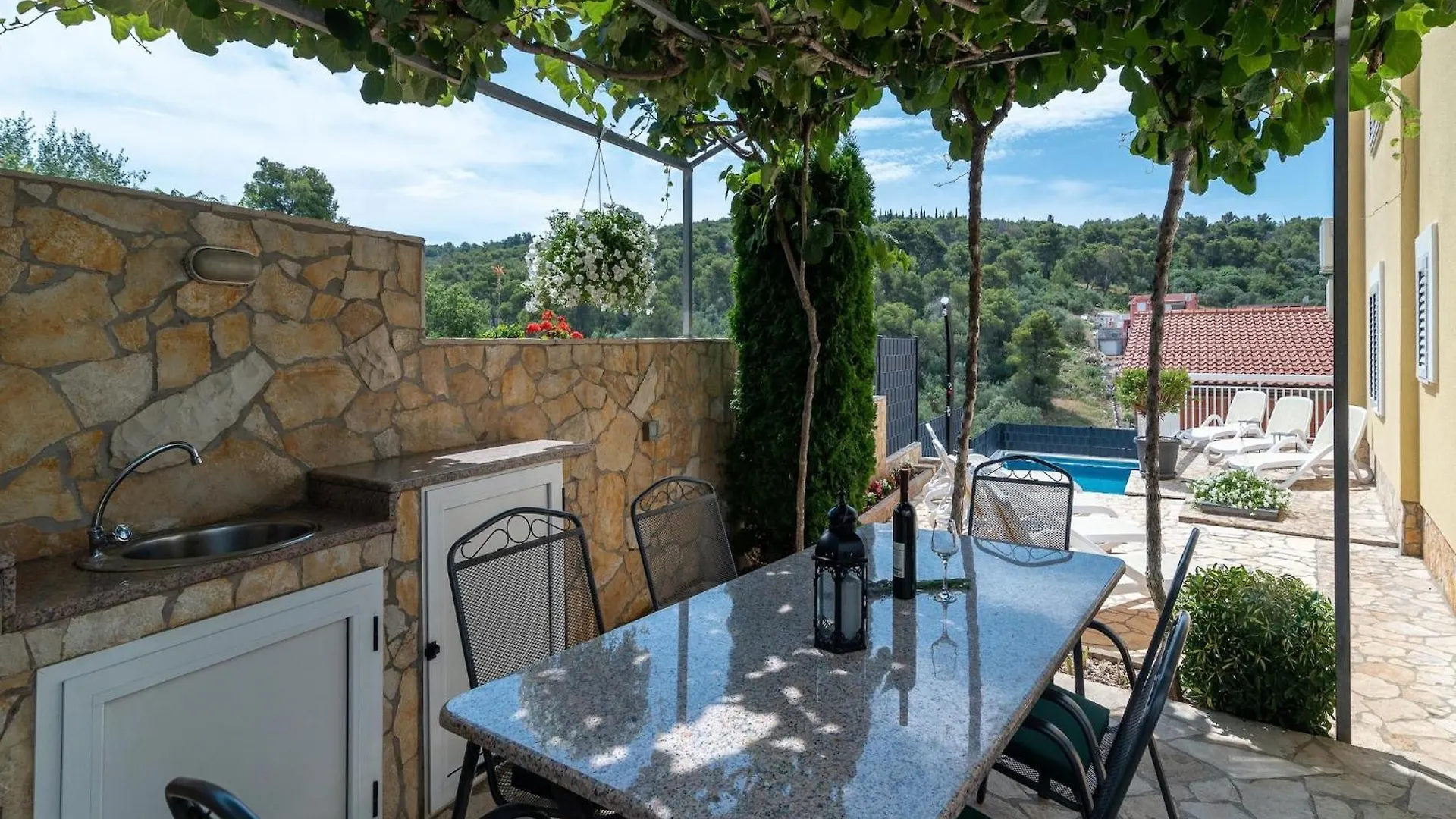 Boutique Apartment With Garden In Trogir