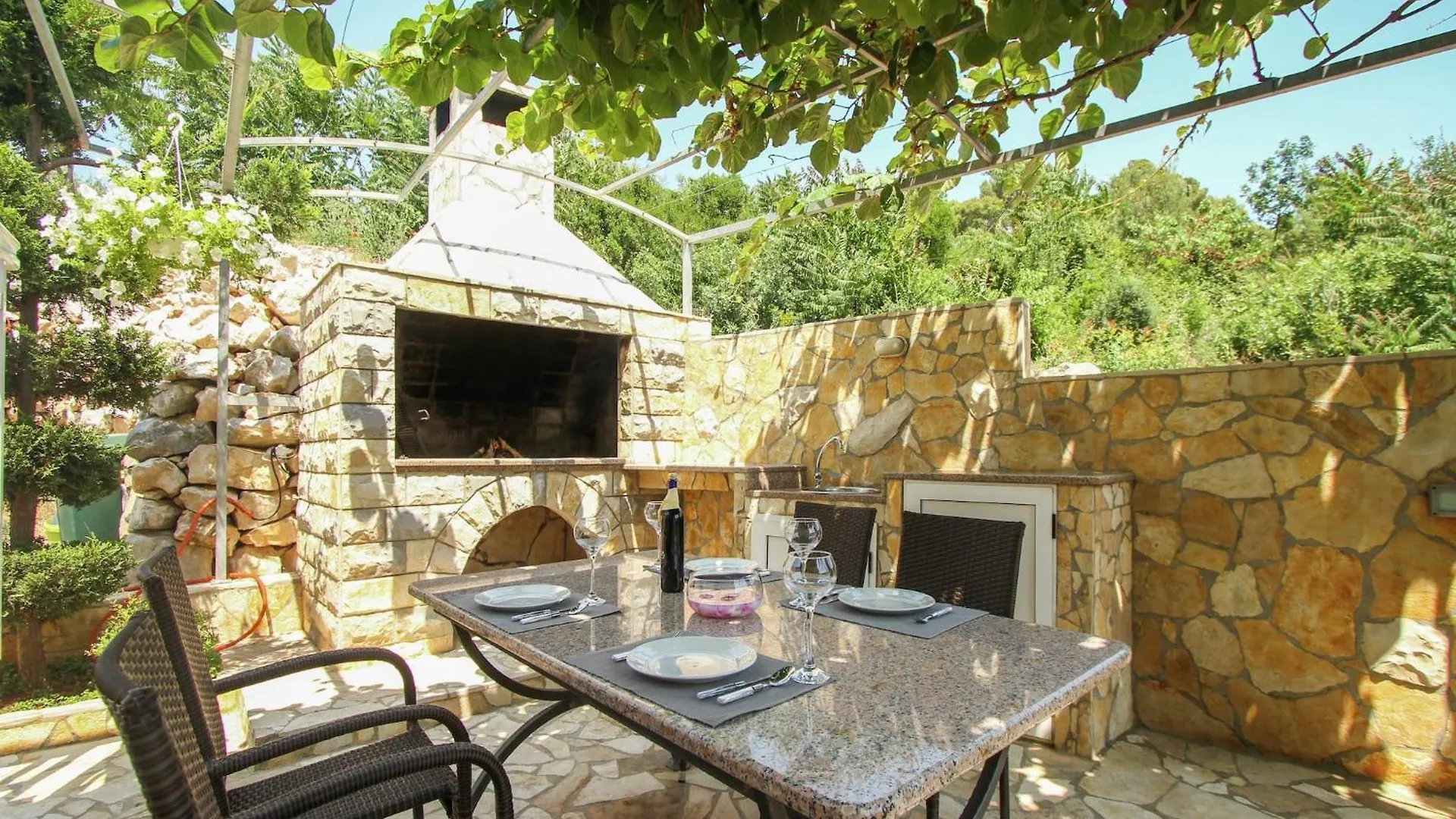 Boutique Apartment With Garden In Trogir