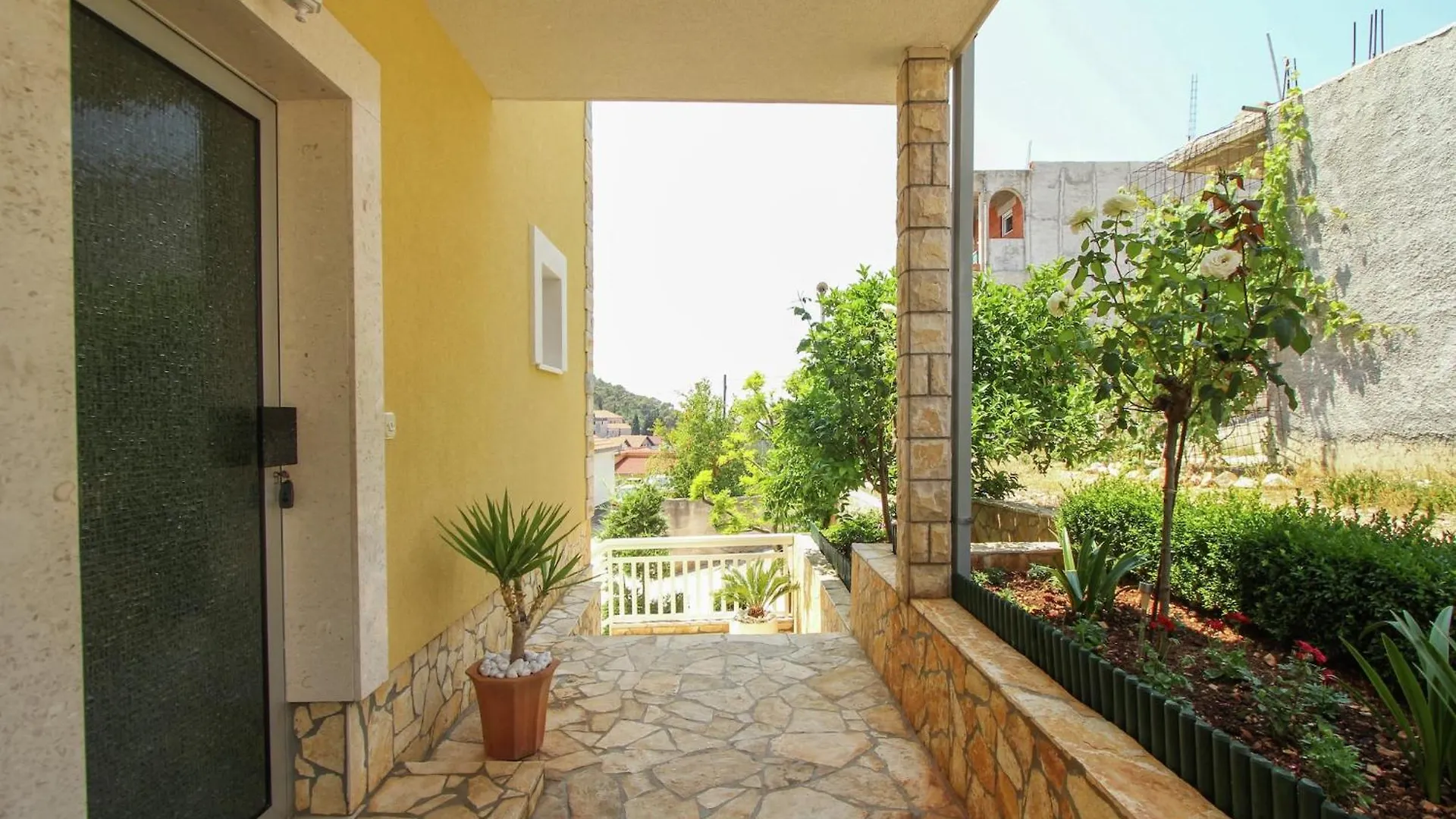 Boutique Apartment With Garden In Trogir